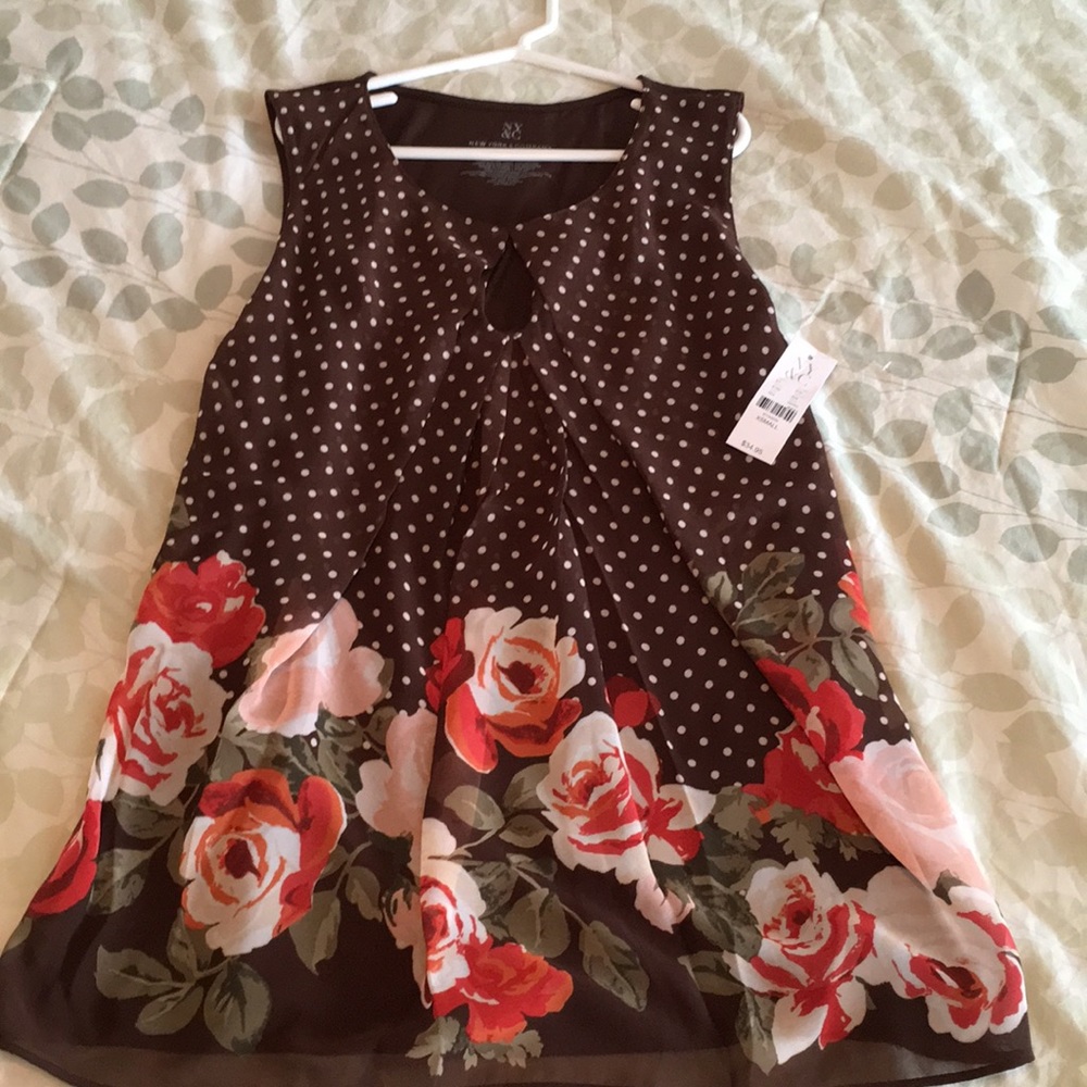 NY & Co. Woman’s sleeveless blouse. Floral  mesh - Picture 3 of 6